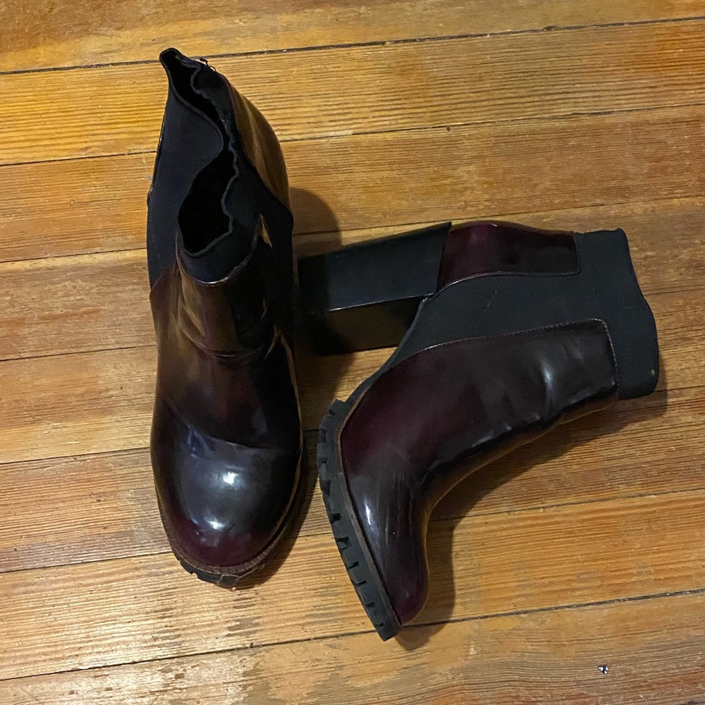 STEVE MADDEN maroon booties
